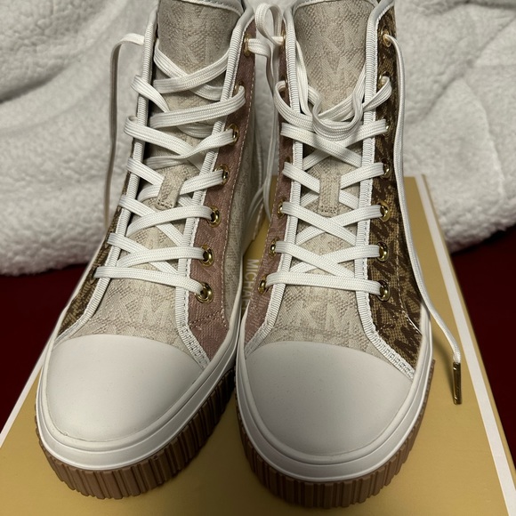 Brand New Michael Kors Sneakers Size 8 - Picture 1 of 3